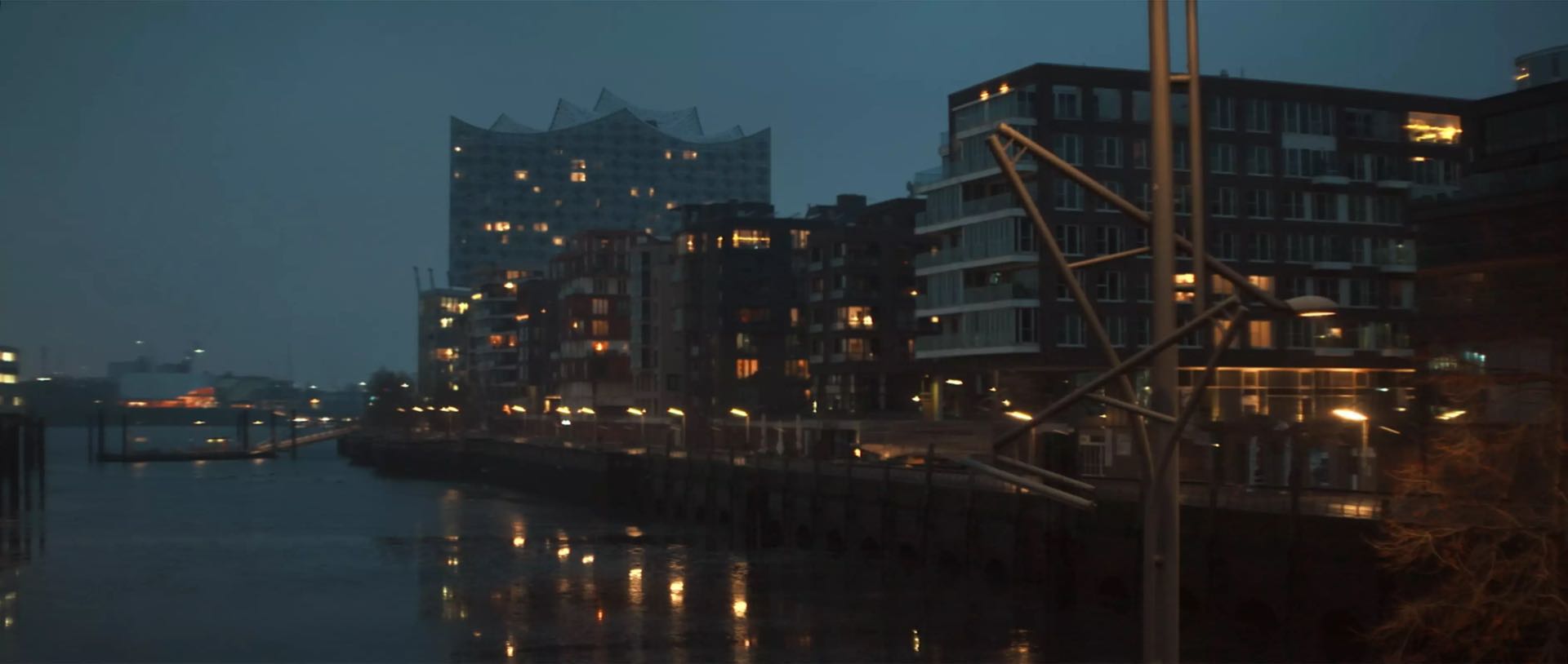 Filmstill der Hamburger HafenCity bei Dämmerung als Beispiel für visuelle Postproduktion