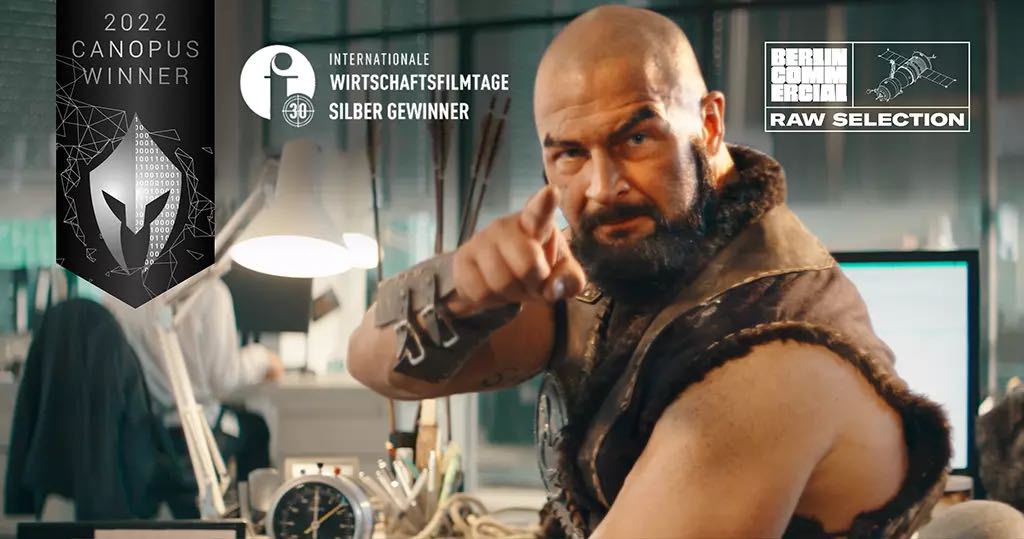 DRAKOS Imagefilm: Fantasy-Figur in moderner Büroumgebung mit Festival-Auszeichnungen