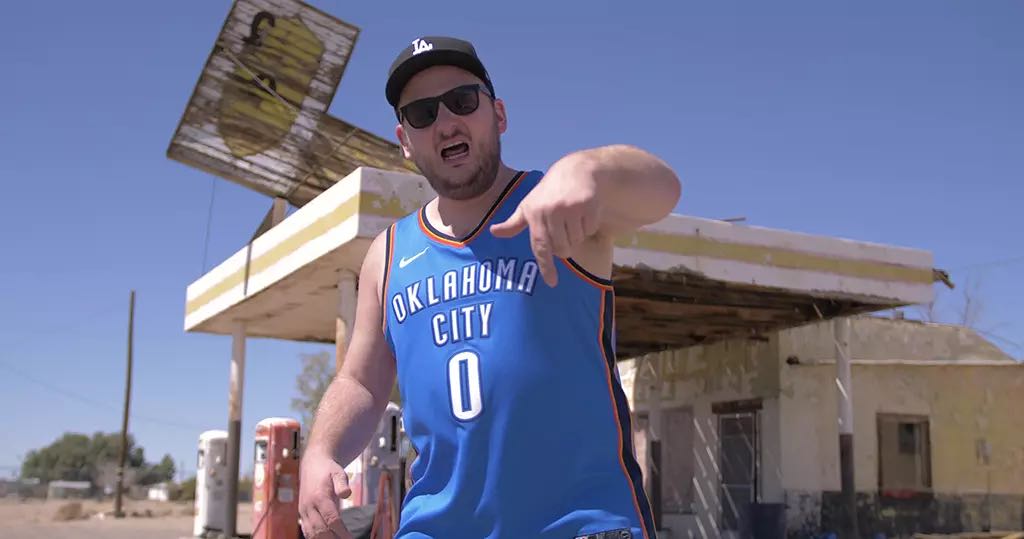 Thomas Damager Musikvideo: Sänger vor alter Tankstelle unter blauem Himmel