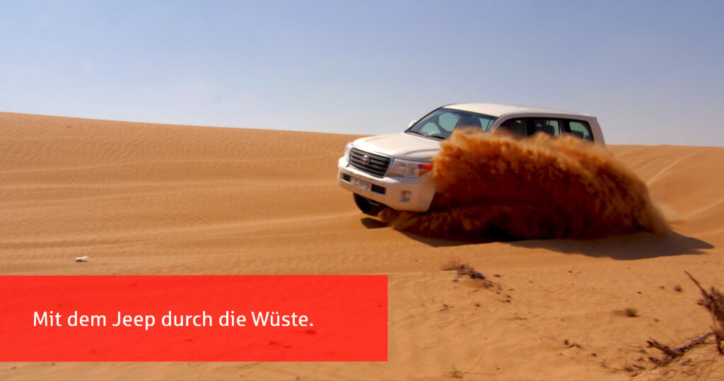 Sparkasse Kinowerbespot: Geländewagen fährt durch Wüstensand mit Texteinblendung