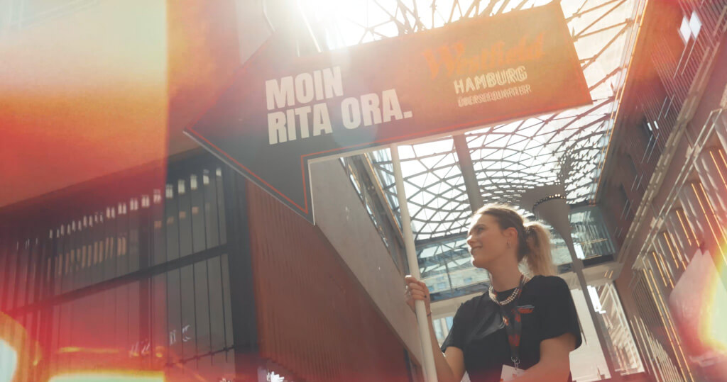 ce+co Sommerkonzert mit Rita Ora: Person hält Schild mit Moin Rita Ora in Hamburg