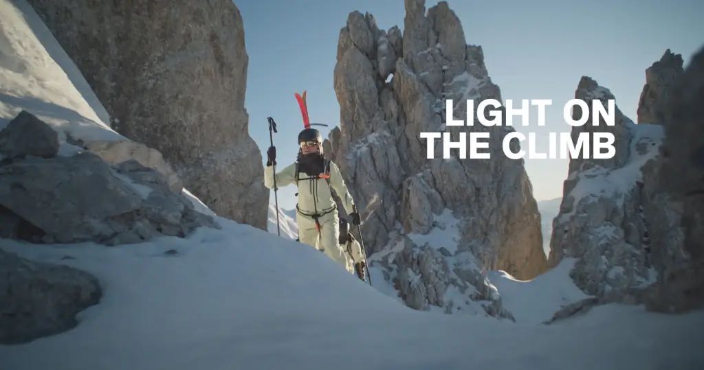 Mammut Social Ad: Skitourengeherin in verschneiter Berglandschaft mit Schriftzug Light on the Climb