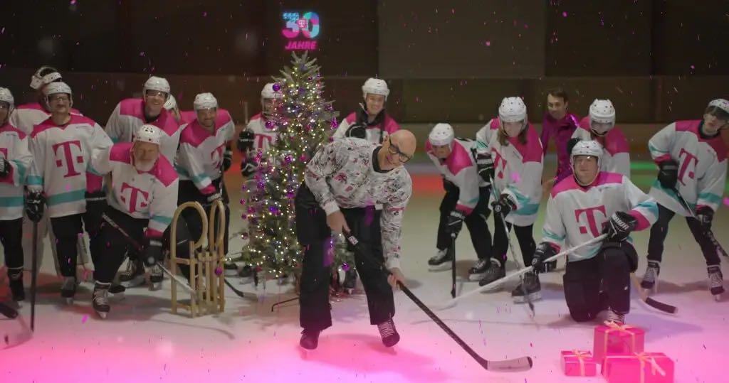 Telekom Weihnachtsfilm Tim on Ice: Eishockeyteam auf dem Eis mit Weihnachtsbaum und Geschenken