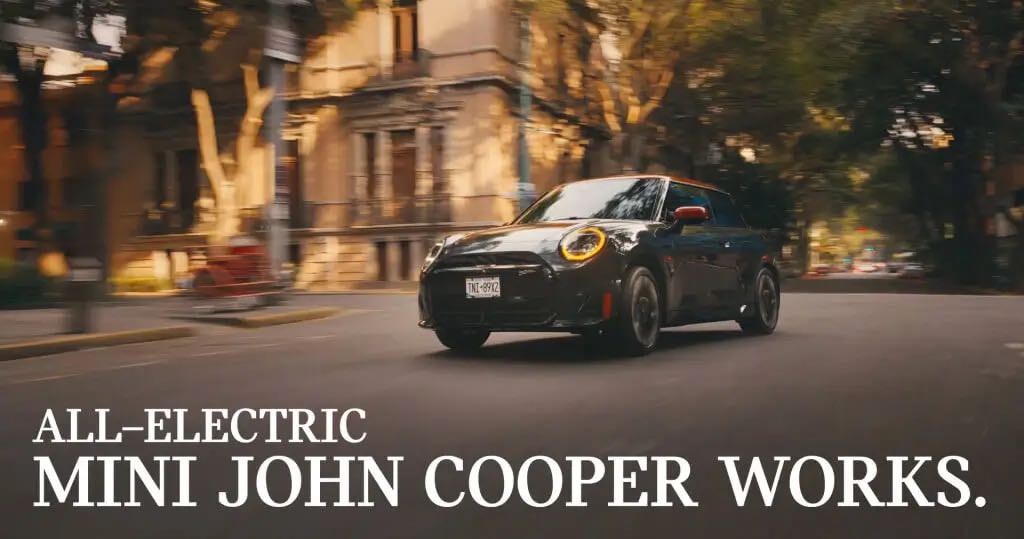 Mini Cooper Social Ad: elektrischer MINI John Cooper Works fährt durch eine Stadtstraße