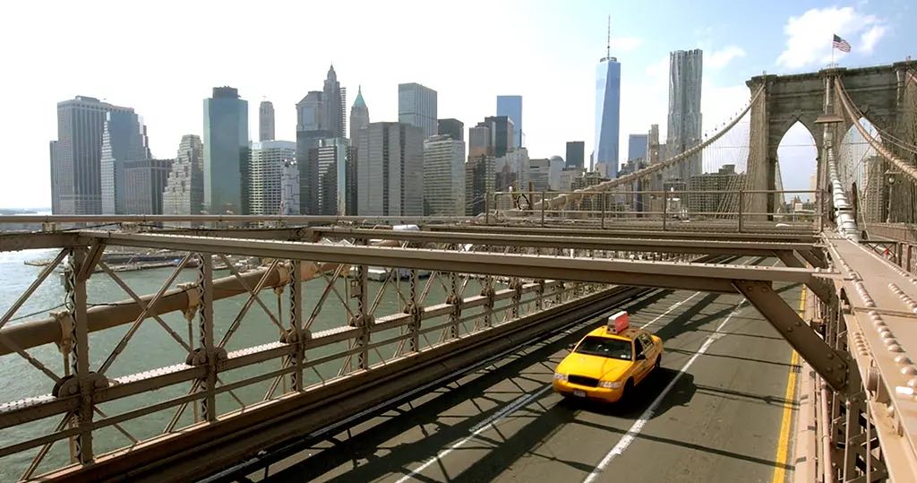 Peter Reimtgut Musikvideo: New Yorker Skyline mit Taxi auf der Brooklyn Bridge